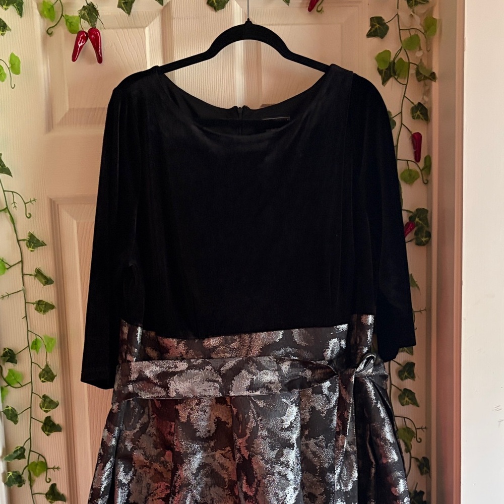Jessica Howard Black and Silver Long Sleeve Dress